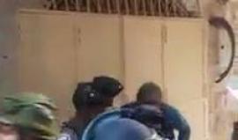 #شاهد قوات الاحتلال تحتجز متضامين أجانب في البلدة القديمة بالخليل