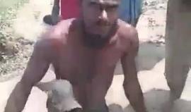 في مشهد مؤلم: نازح روهنغي من ذوي الاحتياجات الخاصة من مدينة بوسيدونغ يحبو لمدة 18 يوماً فراراً من رصاص جيش ميانمار الذي قتل ابن شقيقه وأقاربه قبل أن ينجو، حسب وكالة أنباء أراكان