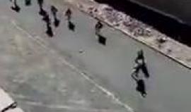 #فيديو القوات الموالية للرئيس المخلوع وأنصار المؤتمر يأسرون العشرات من الحوثيين كانوا يتواجدون في مستشفى الدرن بالعاصمة صنعاء