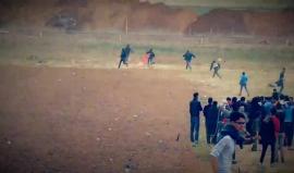 #شاهد استهداف قناصة الاحتلال للمشاركين في مسيرة العودة شمال غزة وإطلاق النار على من حاول إسعافهم