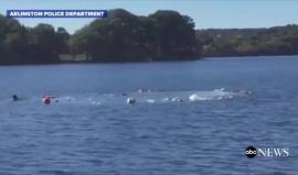 #شاهد مجموعة من المارة ينقذون سيدة سقطت مركبتها في مستنقع مياه بـ ماساتشوستس إحدى الولايات المتحدة الأمريكية