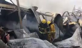 #شاهد اطفاء منزل في منطقة بيت مائير غربي القدس المحتلة اتت عليه النيران بسبب الحرائق التي اندلعت في المنطقة.