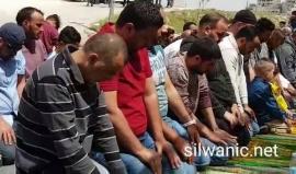 #شاهد | أداء صلاة الجمعة على مدخل قرية العيسوية الرئيسي احتجاجا على سياسة الاحتلال بهدم المنازل في القرية .