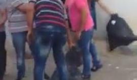 #شاهد .. قوات السلطة تفرج عن 6 شبان معتقلين على خلفية سياسية من سجن بتونيا بعد خوضهم إضرابا عن الطعام بسبب اعتقالهم منذ 5 اشهر، أحدهم مطلوب لقوات الاحتلال . 

وكانت محكمة صلح رام الله قررت أمس الخميس، الإفراج عن الشبان الستة المعتقلين لديها منذ أشهر، بكفا