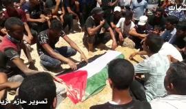 #شاهد | جماهير حاشدة تشيع جثمان الطفلة بيان محمد خماش (عام ونصف) ووالدتها إيناس محمد خماش (23 عاما) واللتين استشهدتا في قصف إسرائيلي استهدف منزلهما في دير البلح وسط قطاع غزة الليلة الماضية

#تصوير | مراسلنا : حازم مزيد