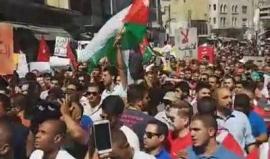 #شاهد .. مسيرة حاشدة بعد صلاة الجمعة انطلاقا من المسجد الحسيني وسط العاصمة الأردنية عمان رفضا لاتفاقية الغاز الموقعة مع كيان الاحتلال الصهيوني . 

#غاز_العدو_احتلال