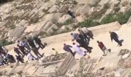 #شاهد ..قوات الاحتلال تعتدي على المواطنين المقدسيين في باب مقبرة باب الرحمة الملاصقة للمسجد الأقصى المبارك.