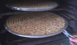 #شاهد رغم الظروف الصعبة ... تستمر صناعة الحلويات الشعبية بريف حمص