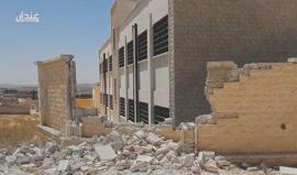#ريف_حلب_الشمالي: #شاهد الدمار في مدرسة الصاخور بمدينة #عندان جراء استهدافها بصاروخ فراغي من الطيران الحربي صباح اليوم
تصوير: عدنان مدلج