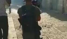 #شاهد لحظة اعتداء قوات الاحتلال على المصلين في المسجد الأقصى المبارك.
#القدس_تنتصر
