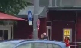 #شاهد .. اللحظات الأولى لعملية إطلاق النار داخل مركز تجاري كبير وسط مدينة ميونيخ الالمانية نجم عنه عدد من القتلى والجرحى بحسب الشرطة الالمانية ونفذه شخص منفرد .