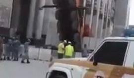 #شاهد سقوط ذراع رافعة متحركة داخل منطقة مخصصة للعمل في #المسجد_الحرام وإصابة سائقها