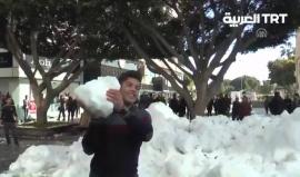 لعدم تساقط الثلوج على المدينة.. 
بلدية #مرسين التركية تنقل الثلوج من جبل "طوروس" عبر شاحنات ليلعب بها الأطفال والأهالي ويستمتعون بأجواء الشتاء