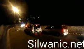 قوات الاحتلال تغلق الشارع الرئيسي بحي عين اللوزه ببلده سلوان مما ادى الى حدوث ازمه حانقه