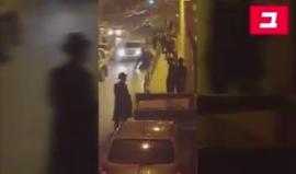 يهودي متشدد يُمزق علم "اسرائيل" !