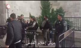 مستوطن يعتدي على فلسطيني خلال اعتقاله من جنود الاحتلال في منطقة باب العامود بالقدس المحتلة.