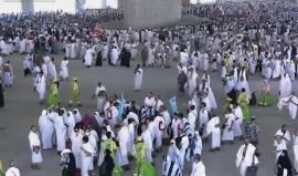 #شاهد #مباشر ضيوف الرحمن منذ فجر اليوم في نسك رمي الجمرات بمشعر منى "رمي الجمرة الكبرى - جمرة العقبة"