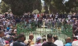 #شاهد | المصلون بالمسجد الأقصى يستبردون بماء متوضأ الكأس في ظلّ موجة الحر التي تؤثر على البلاد .