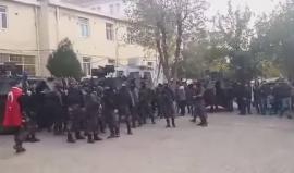 استمع لهتافاتهم .. 
 #تركيا: مشهد من احتفال الشرطة الخاصة من داخل مقر قيادة أركان الجيش