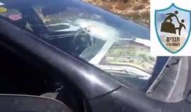 #شاهد إصابة مستوطنة صهيونية إثر رشق سيارتها بالحجارة قرب كريات أربع في الخليل