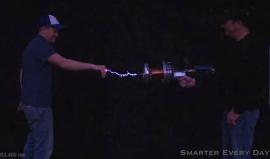 مخترعان أمريكيان يصنعان بندقية البرق !