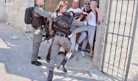 #صور اعتداء قوات الاحتلال وسحل فتيات فلسطينيات ونزع حجابهن خلال أعمال هدم محل تجاري في سلوان جنوب المسجد الأقصى بالقدس المحتلة .