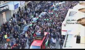 #شاهد  مسيرة جماهيرية حاشدة انطلقت من ميدان الشهداء في نابلس باتجاه حاجز حوارة العسكرية والاشتباك مع قوات الاحتلال
تصوير Ammar Muna

 #القدس_عاصمة_فلسطين