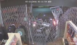 #شاهد.. كاميرات المراقبة ترصد اقتحام لصوص لمتجري أسلحة في ليلة واحدة بكاليفورنيا