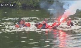 #فيديو رواد فضاء يجرون تدريبات في قاعدة وزارة الطوارئ الروسية قرب موسكو

وتعتبر تلك التدريبات جزءا من استعدادات الطاقم الجديد للمحطة الفضائية الدولية الذي سيبدأ عمله في عام 2018. وتركزت على حالة الهبوط الاضطراري على سطح الماء.