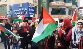#فيديو وقفة احتجاجية على دوار ابن رشد وسط مدينة الخليل رفضا لقرار الأمريكي بشأن القدس