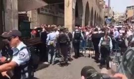 توتر شديد أمام باب الساهرة بين المصلين وقوات الاحتلال .
#جمعة_الأقصى