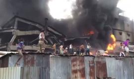 فيديو - 15 قتيلا و70 جريحًا في حريق هائل نجم عن انفجار مرجل في مصنع للتغليف شمال عاصمة بنغلاديش دكا