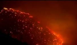 #شاهد النيران تلتهم أكثر من 80 منزلاً وتقتل شخصين في كاليفورنيا