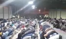 #فيديو عمال فلسطينيون يؤدون صلاة الفجر على معبر الطيبة في طولكرم