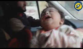 الدفاع المدني السوري ينقذ طفلة رضيعة من تحت أنقاض منزل عائلتها جراء الغارات الجوية الروسية على مدينة #إدلب