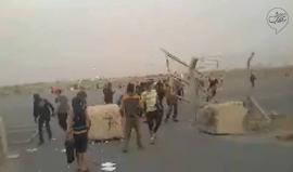 هروب قوات الاحتلال ... 
#شاهد اللحظات الأولى لاقتحام وحرق موقع كرم ابو سالم الإسرائيلي شرق رفح جنوب قطاع غزة من قبل عدد كبير من المتظاهرين.