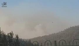 #شاهد .. طائرات الاحتلال تعمل على إخماد الحرائق المشتعلة في منطقة مستوطنة " كريات يعاريم " وجبال القدس المحتلة .