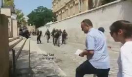 #شاهد | قوات الاحتلال تعتقل شاباً من محيط باب حطة وتخرج المصور محمد أبو هدوان من محيط باب الاسباط بسبب توثيقه للاعتقال.