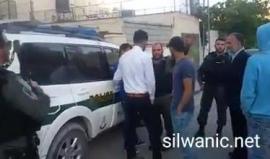 #شاهد 
قوات الاحتلال تعتقل الشاب أحمد الأعور في حي عين اللوزة ببلدة سلوان جنوب المسجد الأقصى.