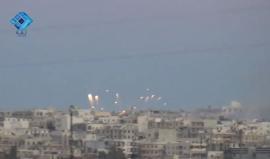 كيف تسقط قنابل الفسفور الحارق على الأحياء السكنية في مدينة #حريتان بريف #حلب الشمالي 
وكالة ثقة