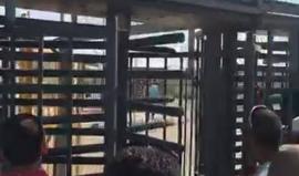 #بث_مباشر قوات الاحتلال تفرج عن وزير الحكم المحلي السابق المهندس عيسى الجعبري من الخليل بعد ٧ أشهر من الاعتقال الإداري.
يذكر أن مجموع ما أمضاه في سجون الاحتلال ١٠ أعوام. 
وتفرج عن الأسير عبد الله البرغوثي بعد ١٢ عاما من الاعتقال.
تصوير عامر أبو عرفة