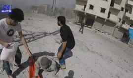 مشاهد مروعة.. ينصح عدم مشاهدة الأطفال
#شاهد: لحظة سقـوط صاروخ مظلي أمام فريق منظومة الإسعاف الخيرية خلال توجههم لإنقاذ جرحى القصف على حي الصالحين في #حلب
تصوير: محمد شراباتي