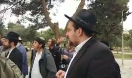 #فيديو مستوطنون وحاخامات يقتحمون المسجد الأقصى المبارك قبل قليل بحماية أمنية اسرائيلية مشددة
