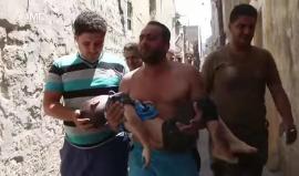 أب يصرخ من الألم بعد فقدان طفله إثر القصف الذي استهدف باب المقام في #حلب