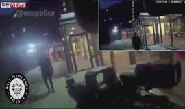 #فيديو مجرم هاجم الشرطة في برمنغهام البريطانية بساطورين فأسقطوه بضربة الصعقة الكهربائية "تيزر Tazer"