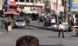 العشرات من جيبات وجنود الاحتلال يقتحمون وسط مدينة الخليل في وضح النهار، واندلاع مواجهات بين الشبان الجنود