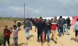 #شاهد تجمع الاف الفلسطينيين على بعد امتار قليلة من الخط الزائل شرق غزة ...
#مسيرة_العودة_الكبرى  
تصوير عبد الرحمن الكحلوت