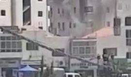 #شاهد اندلاع حريق في إحدى العمارات قرب الأبراج الوطنية بشارع الشرفة برام الله قبل قليل

وقالت تقارير إعلامية إن الحريق في مكتب وكالة الأنباء "أسوشيتد برس"