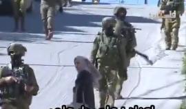 خلال اقتحام سابق لمخيم الأمعري في الضفة الغربية ..

#شاهد فتاة تتحدى قوات الاحتلال وتجبر أحد الجنود على انزال يده بعد رفعها خلال محاولتهم اخافتها