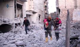 ‫إخلاء الأطفال من مكان قصف استهدفت الأحياء السكنية في مدينة إدلب‬